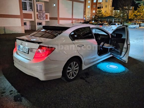 DEGİŞENSİZ BOYASIZ Sahibinden Honda Civic 1.6 Elegance 2013 Model  249.000 km Beyaz