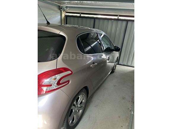 Sahibinden Peugeot 208 1.2 VTi Allure 2015 Model  132.000 km Gri (titanyum)