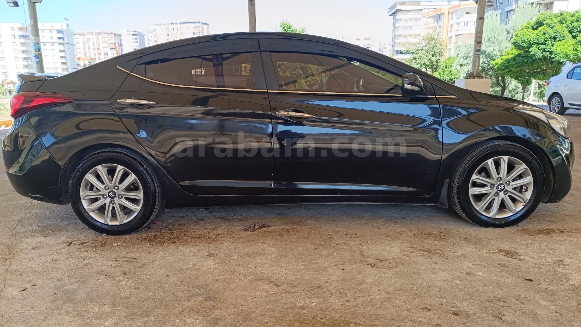 Sahibinden Hyundai Elantra 1.6 CRDi Elite 2015 Model Şanlıurfa 242.500 km Siyah 4