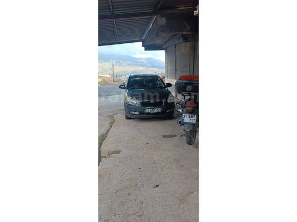 Memurdan Hyundai Accent era orjinal km çoğu yeri orjinal
