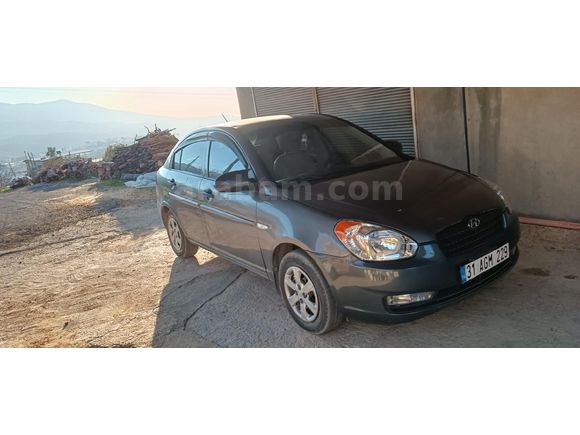 Memurdan Hyundai Accent era orjinal km çoğu yeri orjinal