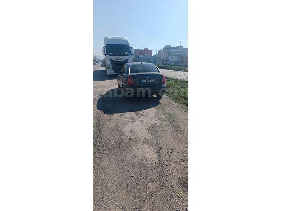Memurdan Hyundai Accent era orjinal km çoğu yeri orjinal