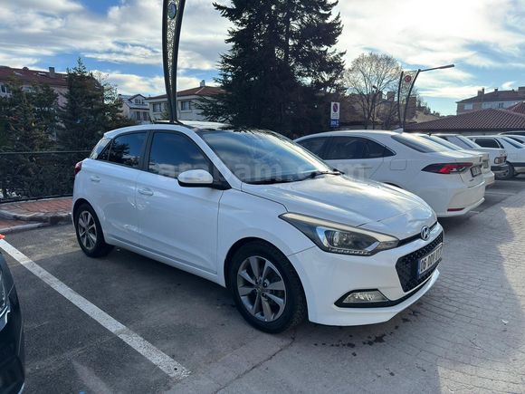 Hatasız Boyasız Hyundai i20 1.4 CRDi Style   Cam Tavan 