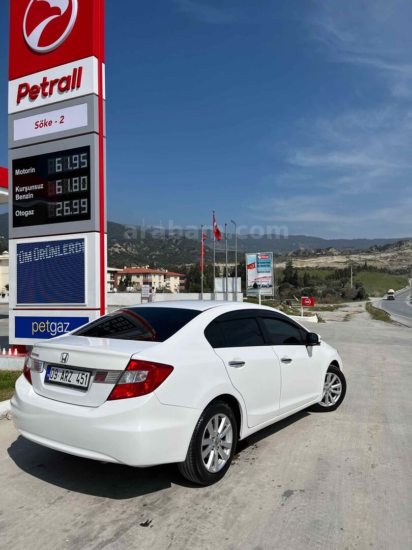 Sahibinden Honda Civic 1.6i VTEC Eco Premium 2014 Model Aydın 225.000 km Beyaz 5