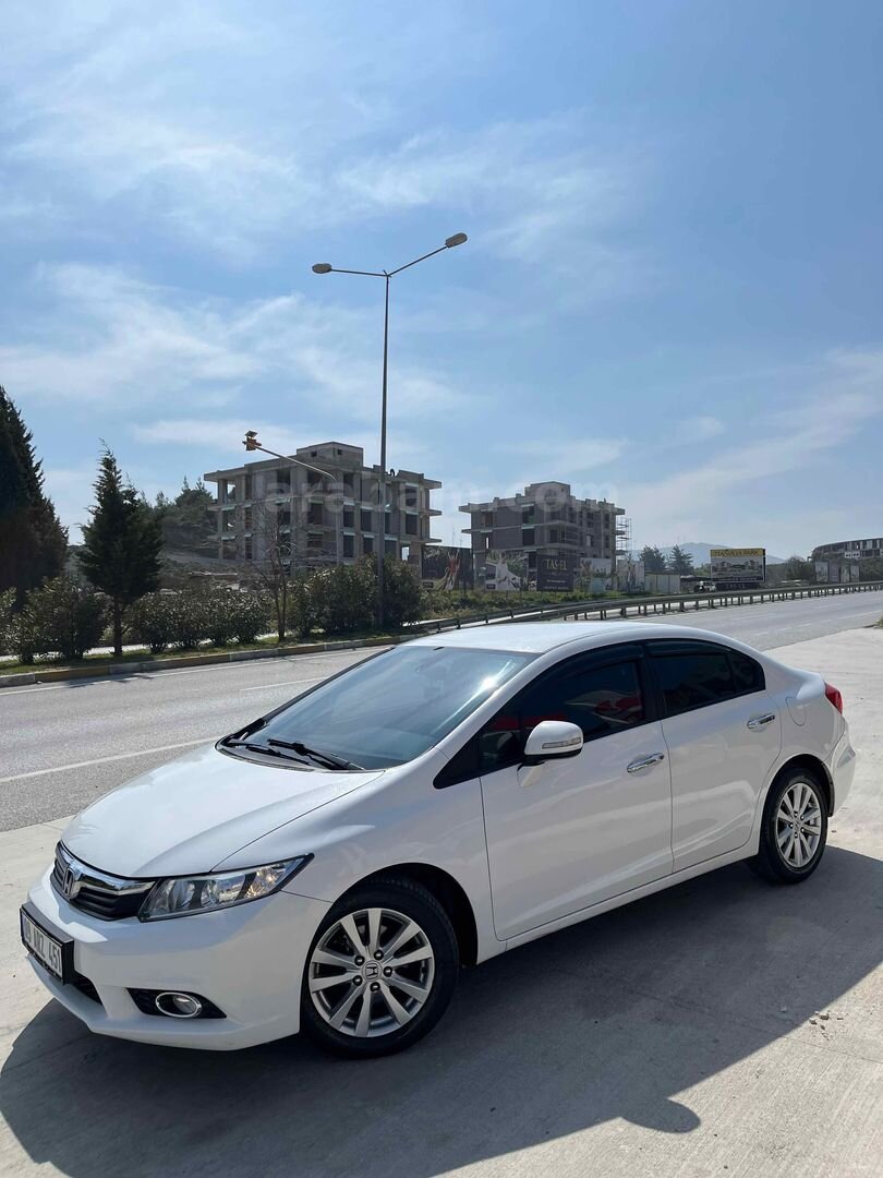 Sahibinden Honda Civic 1.6i VTEC Eco Premium 2014 Model Aydın 225.000 km Beyaz 3