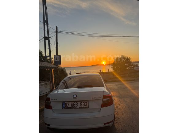 Temiz ağır bakımları yapılmış araba 