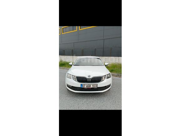 Temiz ağır bakımları yapılmış araba 