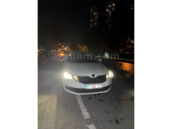 Temiz ağır bakımları yapılmış araba 