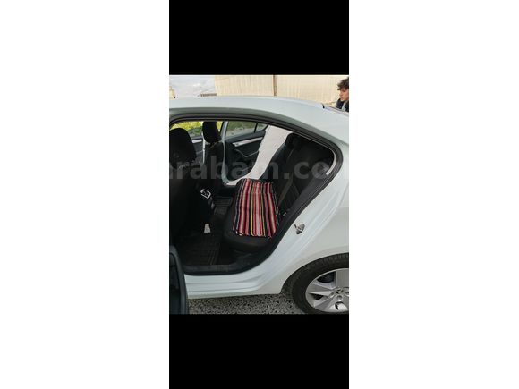 Temiz ağır bakımları yapılmış araba 