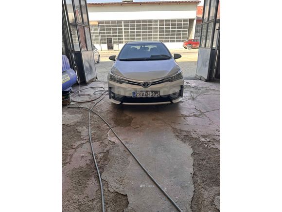 Sahibinden Toyota Corolla 1.4 D-4D Advance 2017 Model  128.000 km Beyaz ön kaput sol ön kapı sol arka kapı sök tak vardır sokulup yerde boyandi diştan