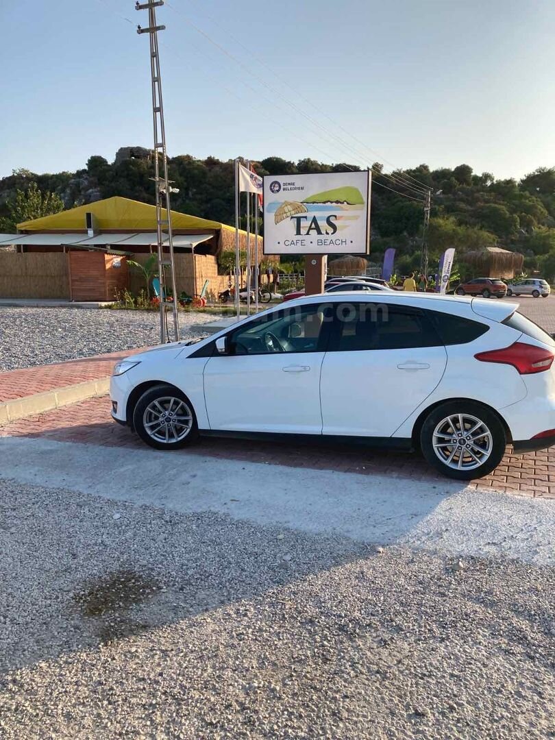Sahibinden Ford Focus 1.6 Ti-VCT Trend X 2015 Model İzmir 172.000 km Beyaz 4