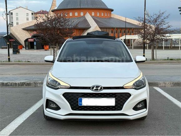 Sahibinden Hyundai i20 1.4 MPI Style 2019 Model  54.000 km Beyaz