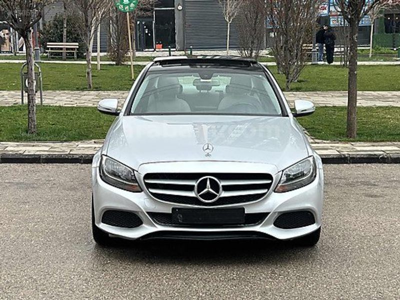 ARAÇ İSTANBULDA HATASIZ BOYASIZ TRAMERSİZ DÜŞÜK KM'Lİ