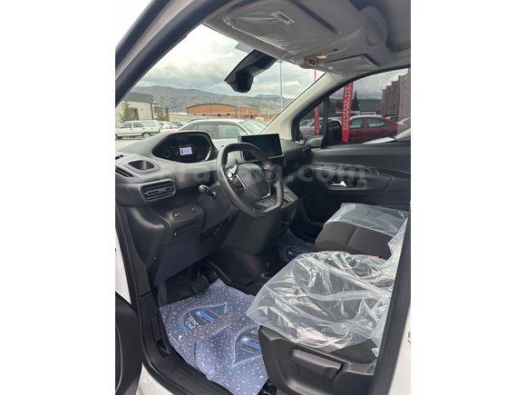2025   1.5 BLUEHDİ PARTNER OTOMATİK VİTES HATASIZ BOYASIZ İLK ELDEN 