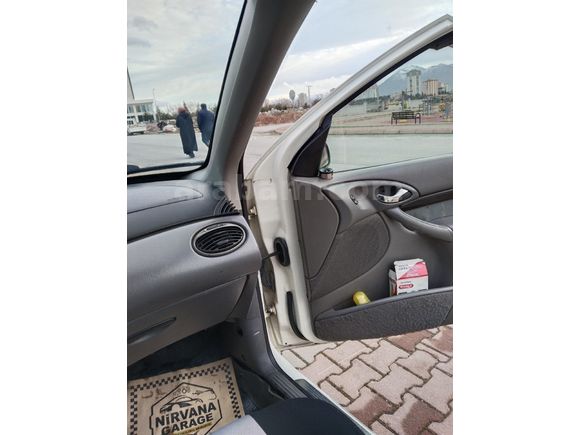 Sahibinden Ford Focus 2.0 Ghia 2001 Model