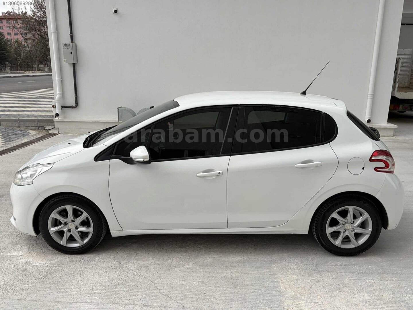 Galeriden Peugeot 208 1.2 PureTech Active 2015 Model Afyonkarahisar 165.000 km Beyaz 2