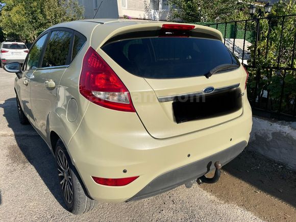 Sahibinden Ford Fiesta 1.4 Titanium 2010 Model  140.000 km Yeşil