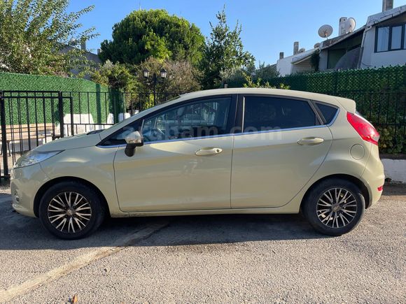 Sahibinden Ford Fiesta 1.4 Titanium 2010 Model  140.000 km Yeşil
