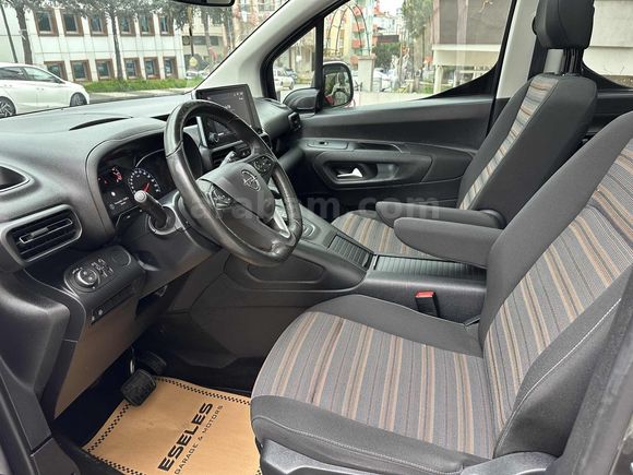 2023 COMBO 1.5 D ULTİMATE CAM TAVAN YETKİLİ SERVİS BAKIMLI