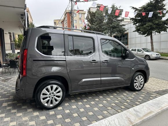 2023 COMBO 1.5 D ULTİMATE CAM TAVAN YETKİLİ SERVİS BAKIMLI