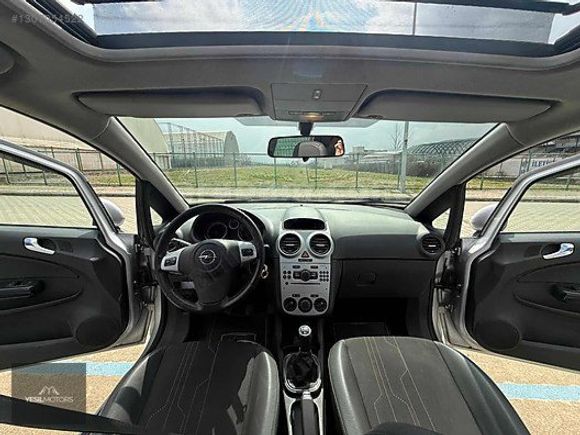 YEŞİLMOTORSDAN CAM TAVANLI OPEL CORSA