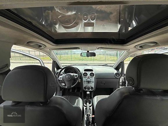 YEŞİLMOTORSDAN CAM TAVANLI OPEL CORSA