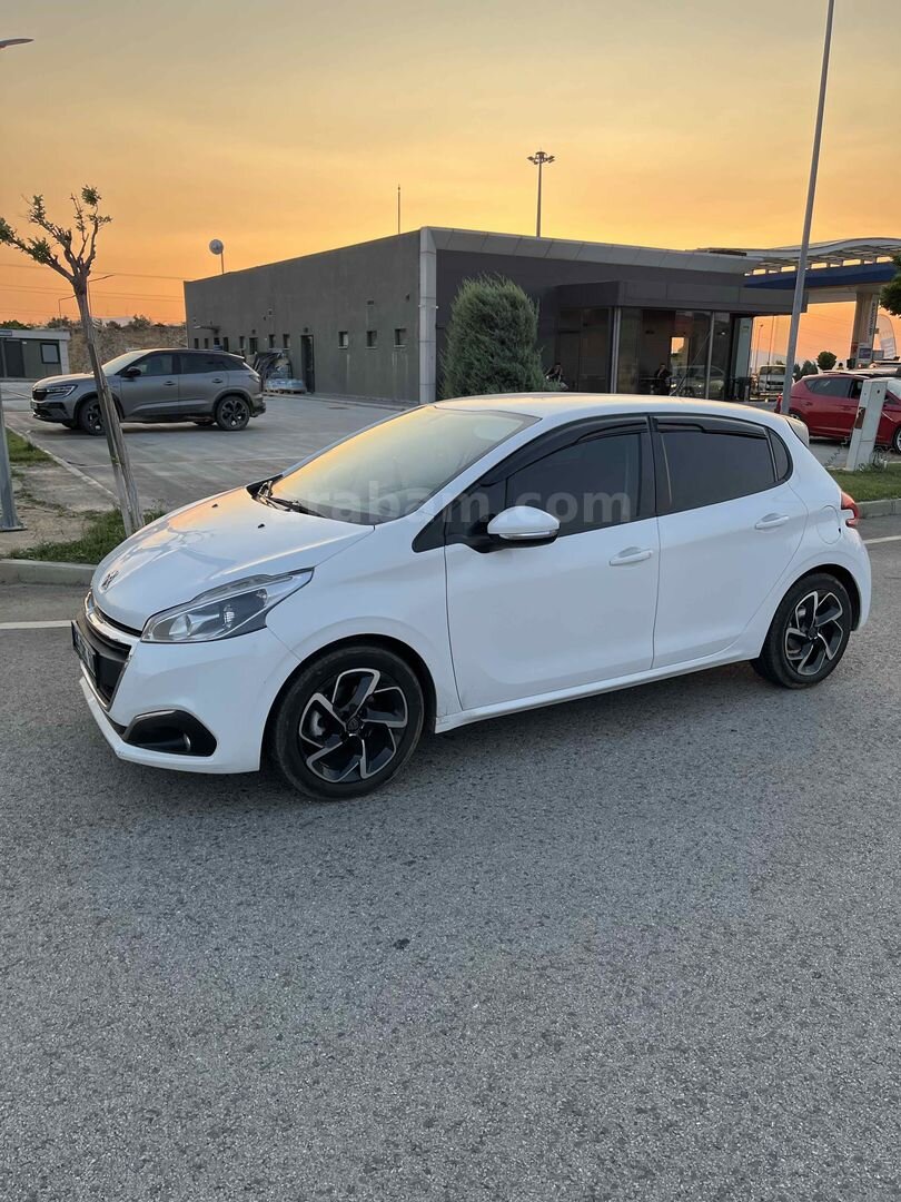 Sahibinden Peugeot 208 1.2 PureTech Access 2018 Model İzmir 67.000 km Beyaz 3