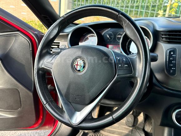 Sahibinden Makyajlı Alfa Romeo Giulietta Ağır Bakımları Yeni Yapıldı.Çok Temiz 1.6 JTD Distinctive 2015 Model İstanbul 192.100 km Kırmızı