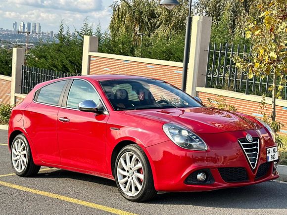 Sahibinden Makyajlı Alfa Romeo Giulietta Ağır Bakımları Yeni Yapıldı.Çok Temiz 1.6 JTD Distinctive 2015 Model İstanbul 192.100 km Kırmızı