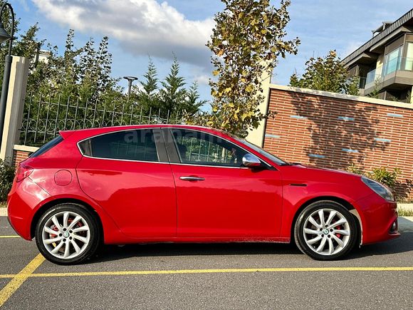 Sahibinden Makyajlı Alfa Romeo Giulietta Ağır Bakımları Yeni Yapıldı.Çok Temiz 1.6 JTD Distinctive 2015 Model İstanbul 192.100 km Kırmızı
