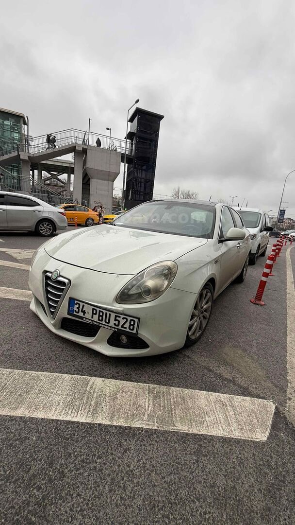 Sahibinden Alfa Romeo Giulietta 1.6 JTD Distinctive 2011 Model İstanbul 285.000 km Beyaz 3