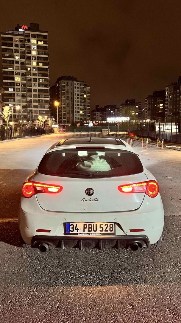 Sahibinden Alfa Romeo Giulietta 1.6 JTD Distinctive 2011 Model İstanbul 285.000 km Beyaz 5