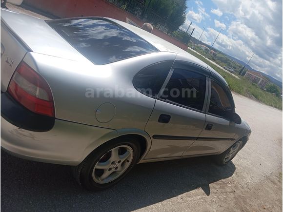 hatasız boyasız 1999 Vectra b beğenme garantili  220 binde piyasada böyle yok iyisi değil en iyisisi