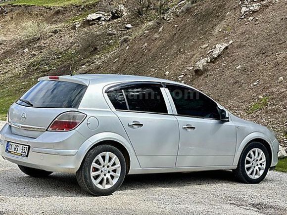 AD AUTO'DAN 2011 MODEL OPEL ASTRA ÖZEL GS PLAKALI