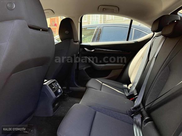 2025 MODEL OCTAVİA 1.5 HATASIZ 13 BİN KM GARANTİLİ