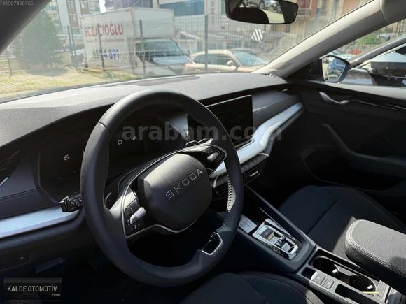 2025 MODEL OCTAVİA 1.5 HATASIZ 13 BİN KM GARANTİLİ