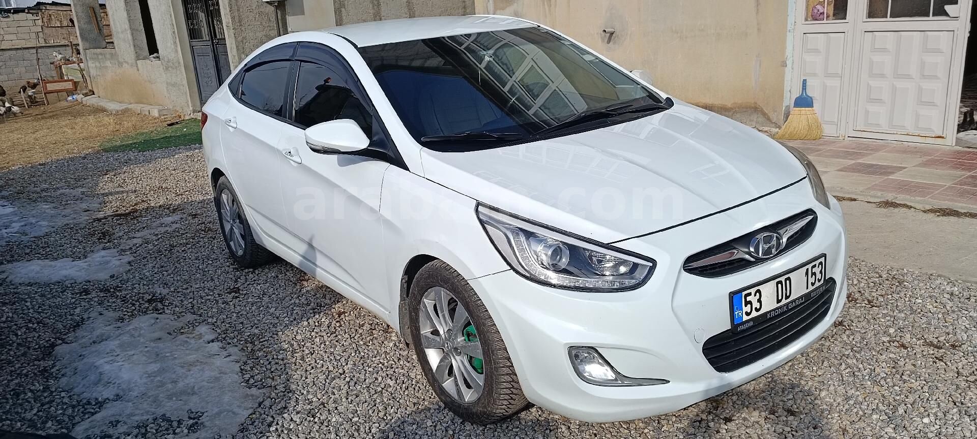 Sahibinden Hyundai Accent Blue 1.6 CRDI Prime 2014 Model Van 224.000 km Beyaz 3