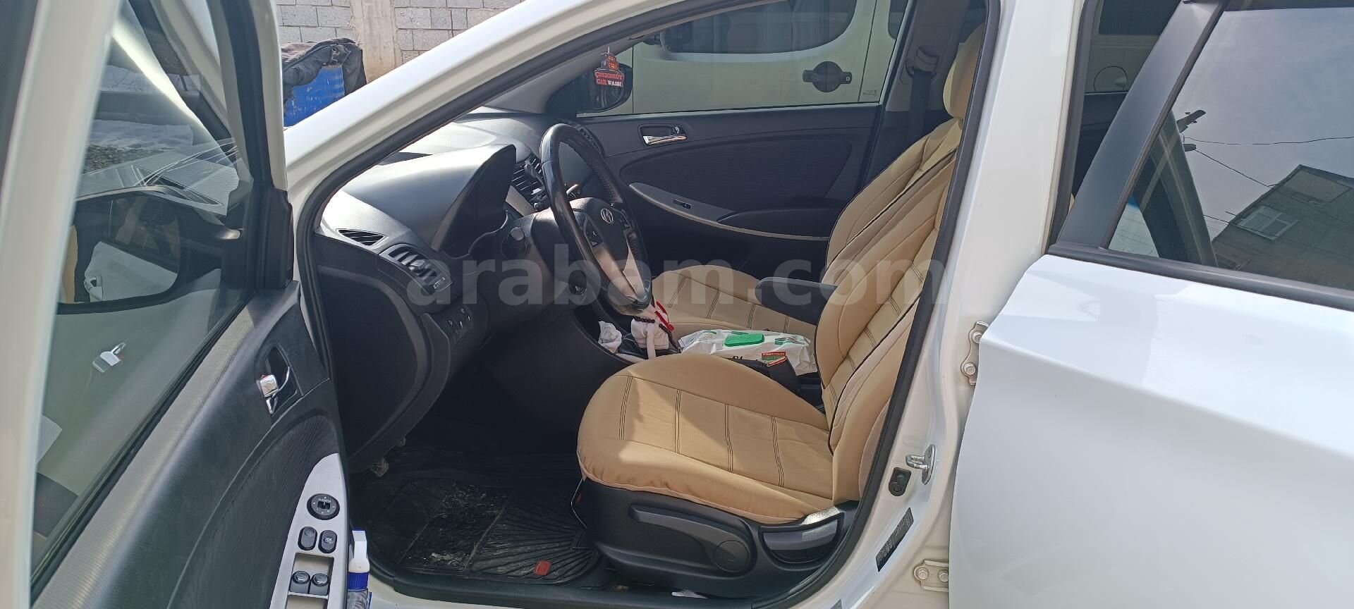 Sahibinden Hyundai Accent Blue 1.6 CRDI Prime 2014 Model Van 224.000 km Beyaz 7