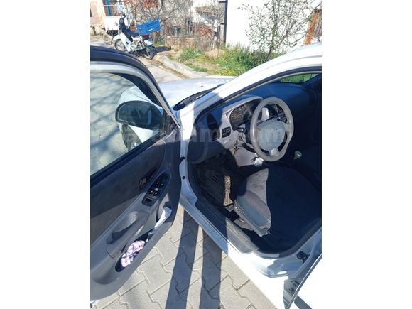 Sahibinden Hyundai Accent 1.3 GL Active 2005 Model  330.000 km Beyaz