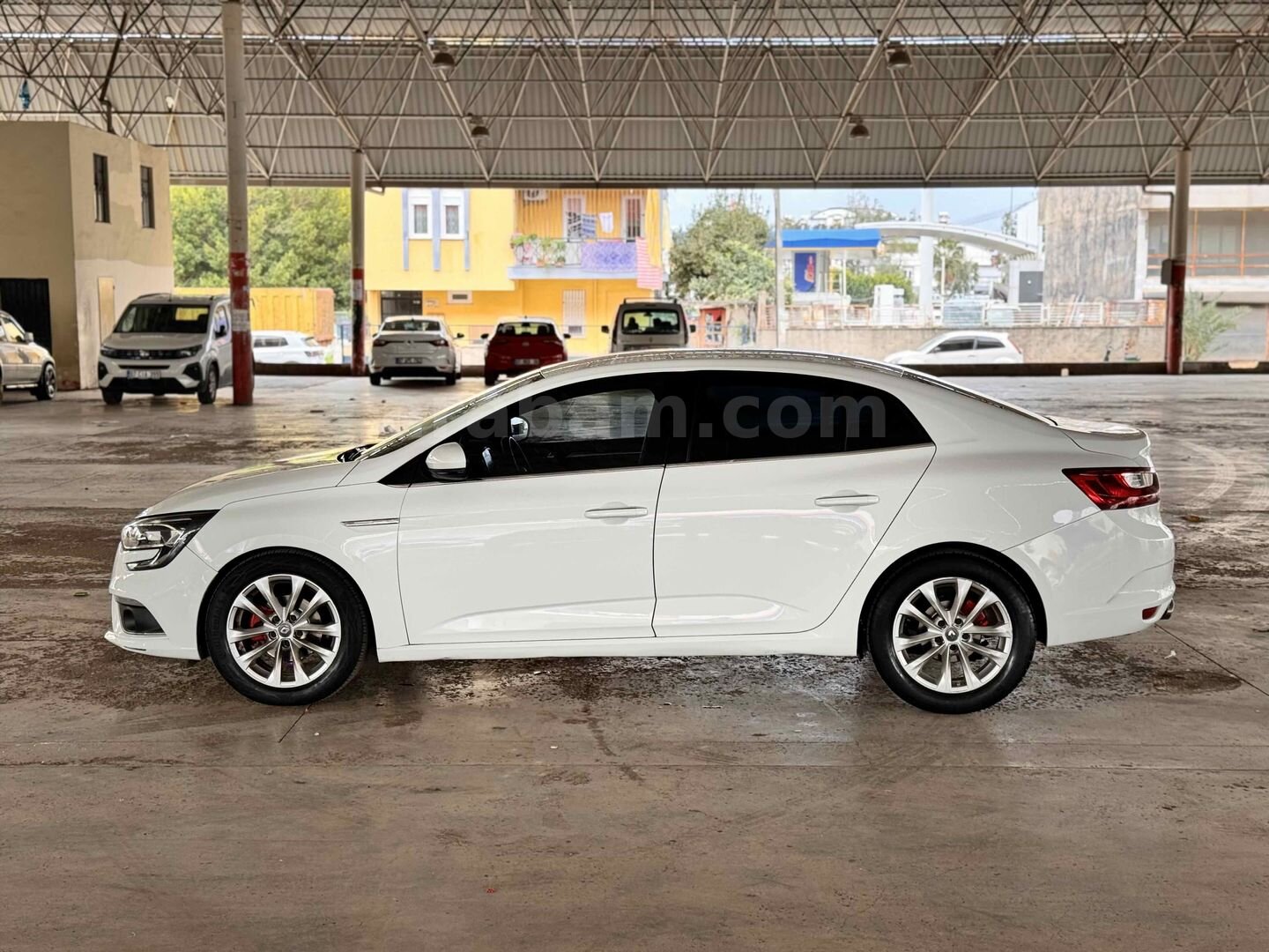 Galeriden Renault Megane 1.5 dCi Icon 2017 Model Antalya 194.000 km Beyaz 3