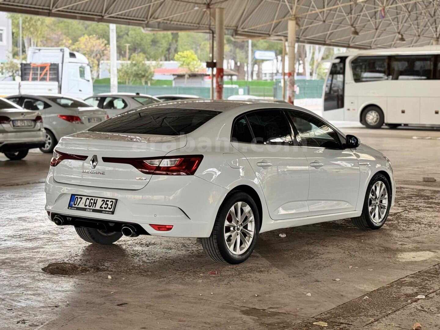 Galeriden Renault Megane 1.5 dCi Icon 2017 Model Antalya 194.000 km Beyaz 2
