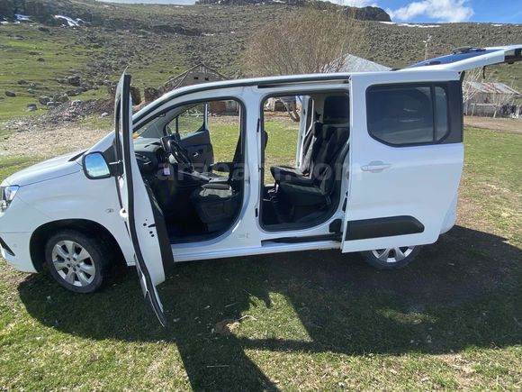 Sahibinden Opel Combo 1.5 CDTI Ultimate 2021 Model 