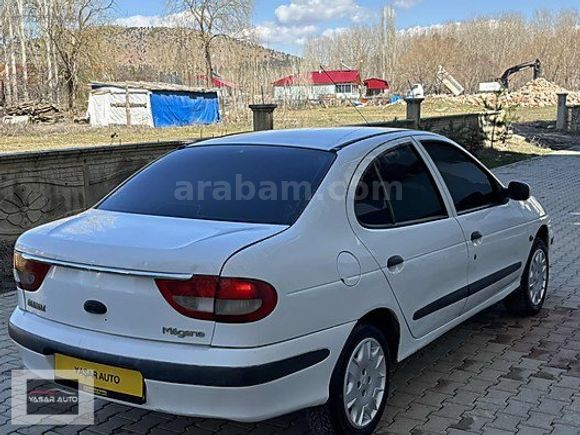 /YAŞAR AUTO/ HATASIZ TEK PARÇA BOYALI KLİMALI MEGAN1