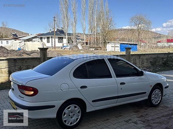/YAŞAR AUTO/ HATASIZ TEK PARÇA BOYALI KLİMALI MEGAN1