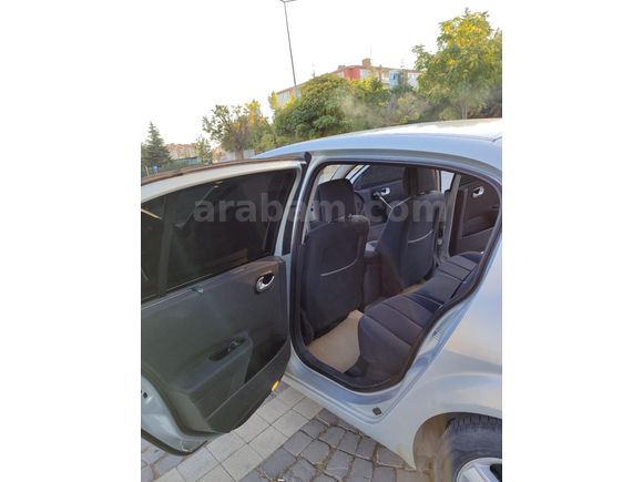 Sahibinden Renault Megane 1.6 Dynamique 2004 Model  203.000 km Gri (Gümüş)