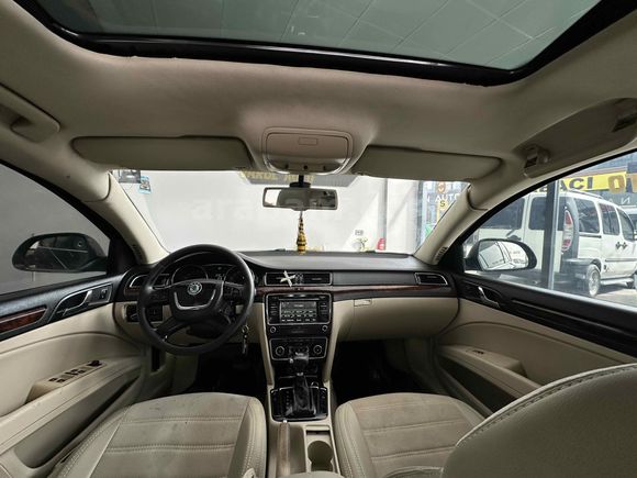 Galeriden Skoda SuperB 2.0 TDI Elegance 2011 Model Van