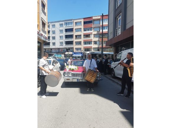 FİLM DİZİ DÜĞÜNLERE ŞOFÖRLÜ KİRALIK 1964 MODEL KIRMIZI IMPALA