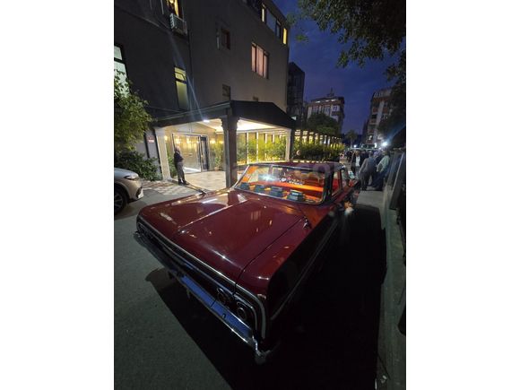 FİLM DİZİ DÜĞÜNLERE ŞOFÖRLÜ KİRALIK 1964 MODEL KIRMIZI IMPALA