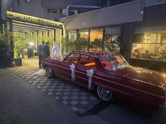 FİLM DİZİ DÜĞÜNLERE ŞOFÖRLÜ KİRALIK 1964 MODEL KIRMIZI IMPALA