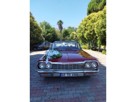 FİLM DİZİ DÜĞÜNLERE ŞOFÖRLÜ KİRALIK 1964 MODEL KIRMIZI IMPALA